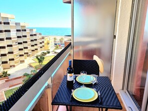 Outdoor dining - Canet-en-Roussillon: Studio for 2 with balcony (Canet-en-Roussillon)