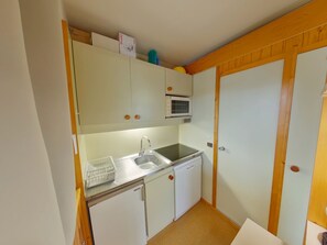 Kylskåp, mikrovågsugn, ugn och spishäll
