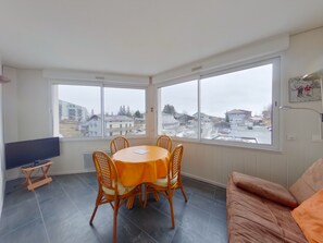 TV - Cozy apartment with loggia in the heart of Jura (Prémanon)