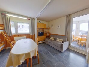 TV - Cozy apartment with loggia in the heart of Jura (Prémanon)