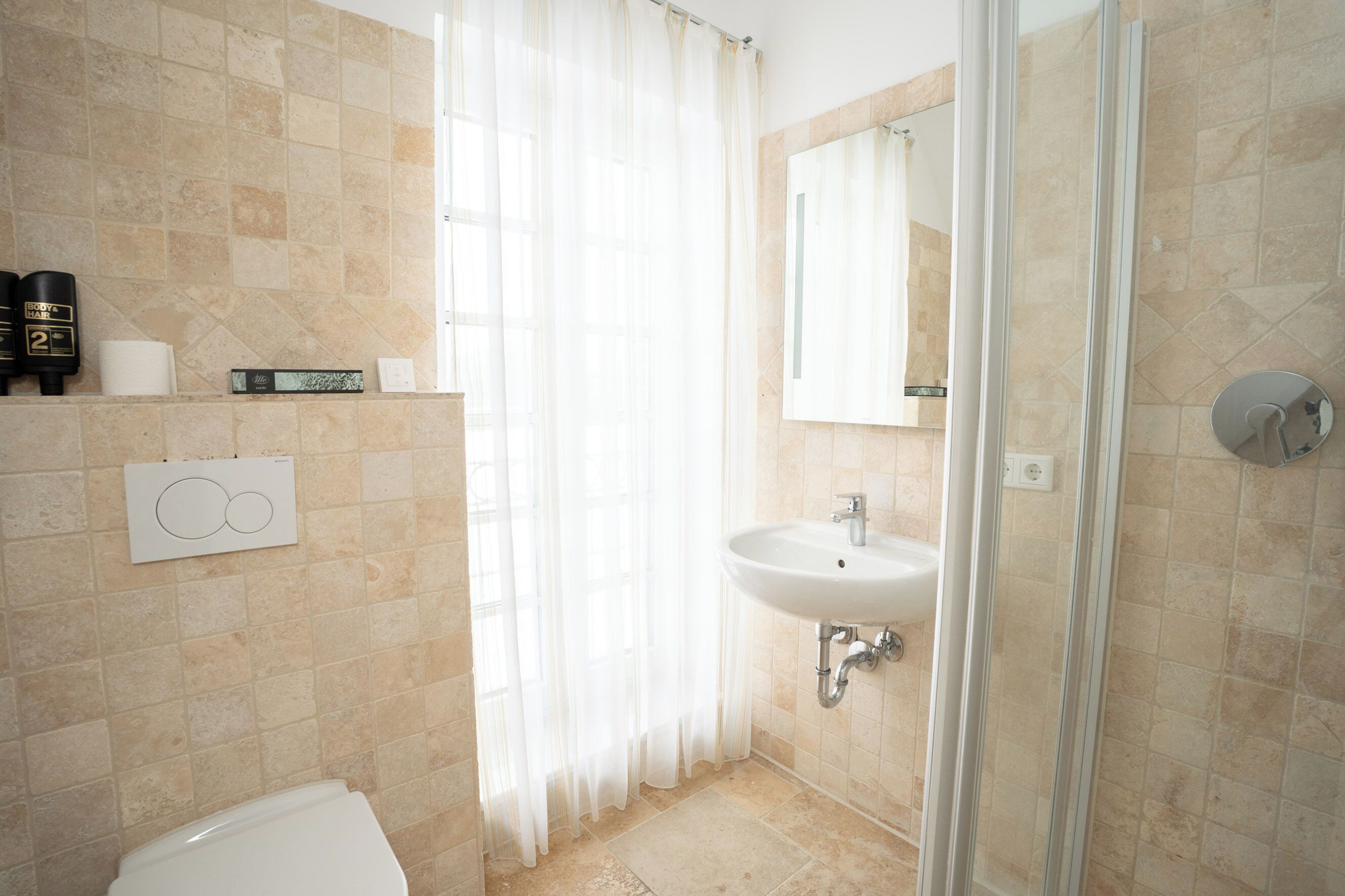 Een douche, een haardroger, handdoeken, zeep