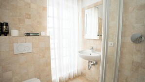 Un bagno con lavandino, servizi igienici e zona doccia.