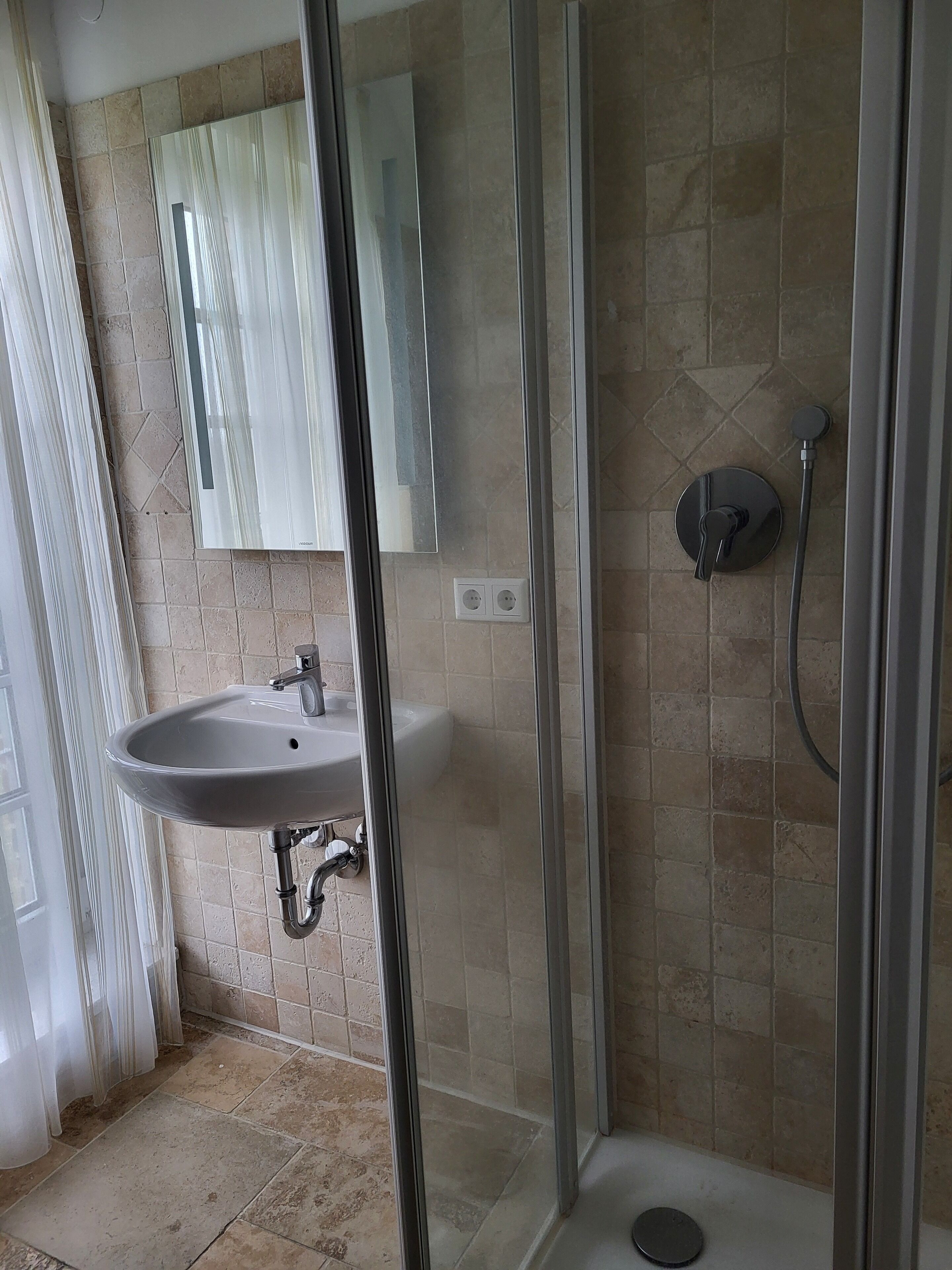 Dusche, Haartrockner, Handtücher, Seife