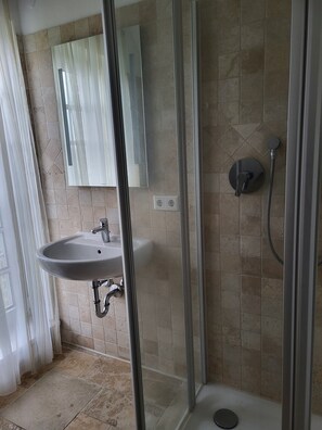 Dusche, Haartrockner, Handtücher, Seife