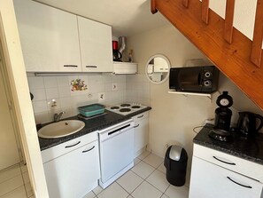 Fridge, microwave, stovetop, dishwasher - 2-Bedroom Pavilion with Parking in Argelès-sur-Mer (Argelès-sur-Mer)