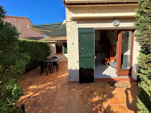Outdoor dining - 2-Bedroom Pavilion with Parking in Argelès-sur-Mer (Argelès-sur-Mer)