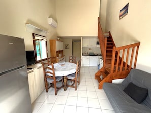 TV - 2-Bedroom Pavilion with Parking in Argelès-sur-Mer (Argelès-sur-Mer)