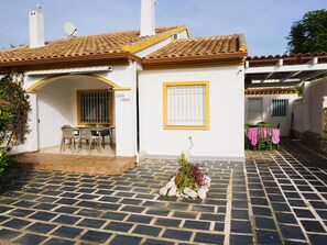 Outdoor dining - Family Home Steps from the Beach with Private Pool in El Verger (Vergel)