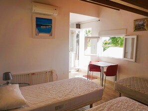 3 bedrooms, free WiFi, bed sheets - Family Home Steps from the Beach with Private Pool in El Verger (Vergel)