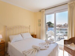 2 bedrooms, free WiFi, bed sheets - Charming 2-Bedroom Apartment in Denia, Beach Access, Parking Included (Denia)