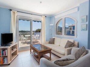 TV - Charming 2-Bedroom Apartment in Denia, Beach Access, Parking Included (Denia)