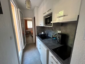 Fridge, microwave, stovetop, coffee/tea maker - 4-pers Apartment near Beach with Garage (Argelès-sur-Mer)