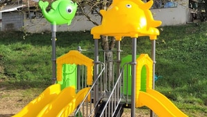 Un parque infantil con toboganes y estructuras para escalar.
