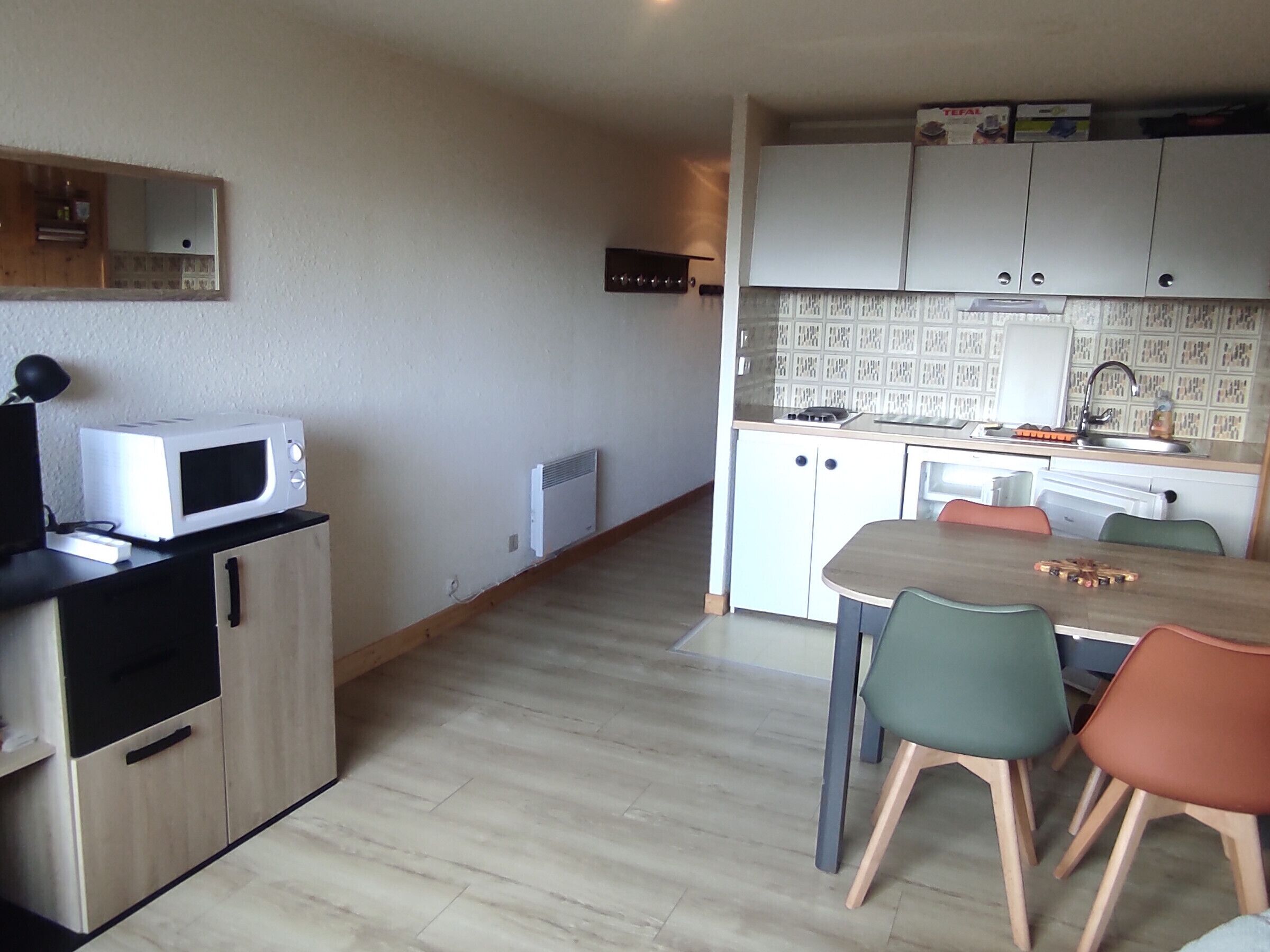 Coffee/tea maker, fridge, microwave, stovetop