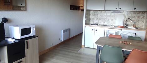 Coffee/tea maker, fridge, microwave, stovetop