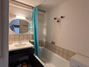Bathroom - Studio in Station Center with Free Wi-Fi (Besse-et-Saint-Anastaise-Super Besse)