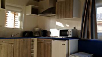 Réfrigérateur, micro-ondes, cafetière/bouilloire, grille-pain