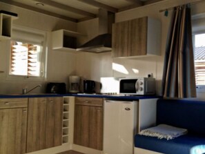 Réfrigérateur, four à micro-ondes, cafetière-théière, grille-pain