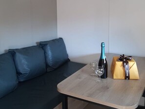 Interior - Cozy mobile home with terrace for 4 people (Le Pradet)