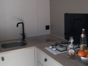 Fridge, microwave, coffee/tea maker - Cozy mobile home with terrace for 4 people (Le Pradet)