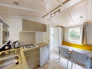 Fridge, microwave, coffee/tea maker - Mobile home with terrace in Vic-sur-Cère, 4 people (Vic-sur-Cère)