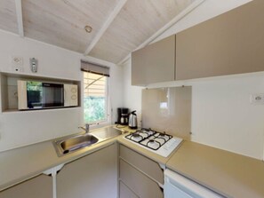 Kühlschrank, Mikrowelle, Wasserkocher mit Kaffee-/Teezubehör