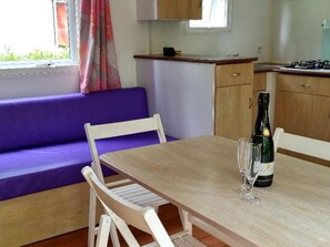 Dining - Cozy mobile home with terrace, 2 bedrooms, sleeps 6 (Nibelle)