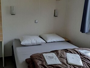 2 bedrooms, free WiFi - Cozy mobile home for 4 with terrace (Monceaux-sur-Dordogne)