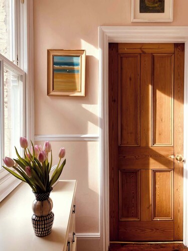 Charming 2-Bed House in W4 with Garden