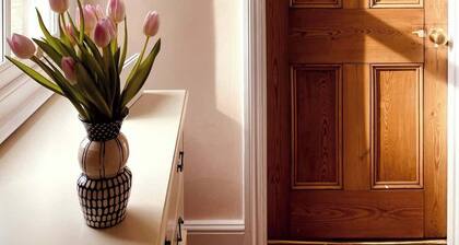 Charming 2-Bed House in W4 with Garden