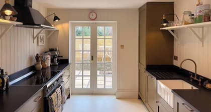 Bright 2-Bedroom End-of-Terrace House with Garden in Chiswick – Walk to Tube