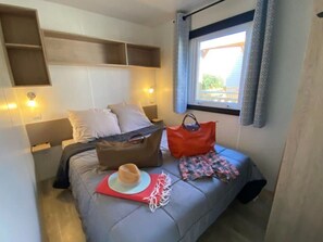 4 bedrooms, free WiFi - Spacious Mobile Home for 10 with Terrace (Dolus-d'Oléron)