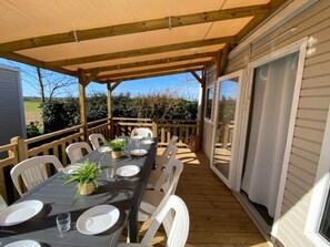 Outdoor dining - Spacious Mobile Home for 10 with Terrace (Dolus-d'Oléron)