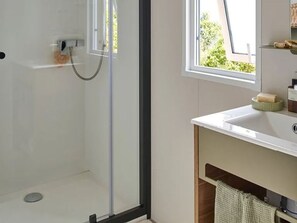 Bathroom - Spacious 3-Bedroom Mobile Home for 6 People - Terrace (Concourson-sur-Layon)