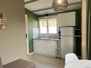 Jääkaappi, mikroaaltouuni, kahvin-/teenkeitin