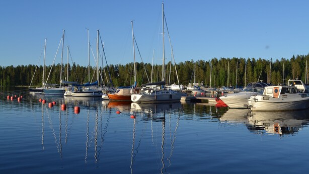 A marina with multiple sailboats docked. - Saimaa Style Spa Chalet (Imatra)