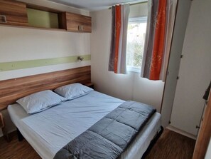 2 bedrooms, free WiFi - Mobile Home for 6 with Terrace (Saint-Geniez-d'Olt)