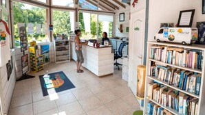 Una libreria con un bancone, scaffali e un furgone per le consegne.