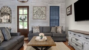 TV connectée, cheminée, livres