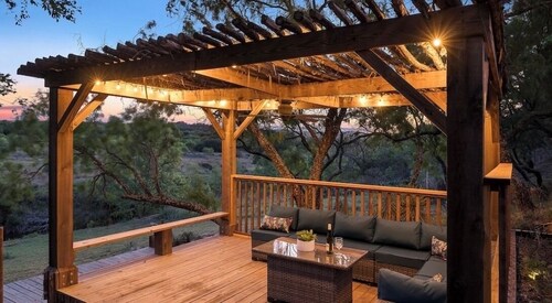 7BR Sleeps 16, Creek, Hot Tub, Fire Pit, Barn Venue, 6 Acres, 3mi to Main!