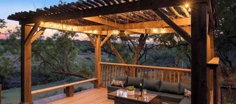 7BR Sleeps 16, Creek, Hot Tub, Fire Pit, Barn Venue, 6 Acres, 3mi to Main!