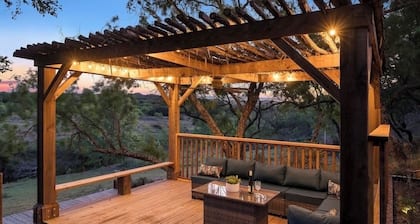 7BR Sleeps 16, Creek, Hot Tub, Fire Pit, Barn Venue, 6 Acres, 3mi to Main!