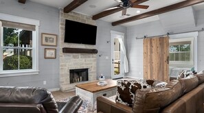 TV connectée, cheminée, livres