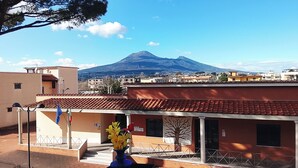 A building with a red-tiled roof, a flag, and a vase with flowers in the foreground. - 4 Bedrooms 4 Bathrooms Pompeii 900 meters from the center (Pompei)