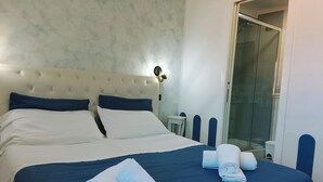 A hotel room with a large bed, a glass shower, and a small bedside table. - 4 Bedrooms 4 Bathrooms Pompeii 900 meters from the center (Pompei)