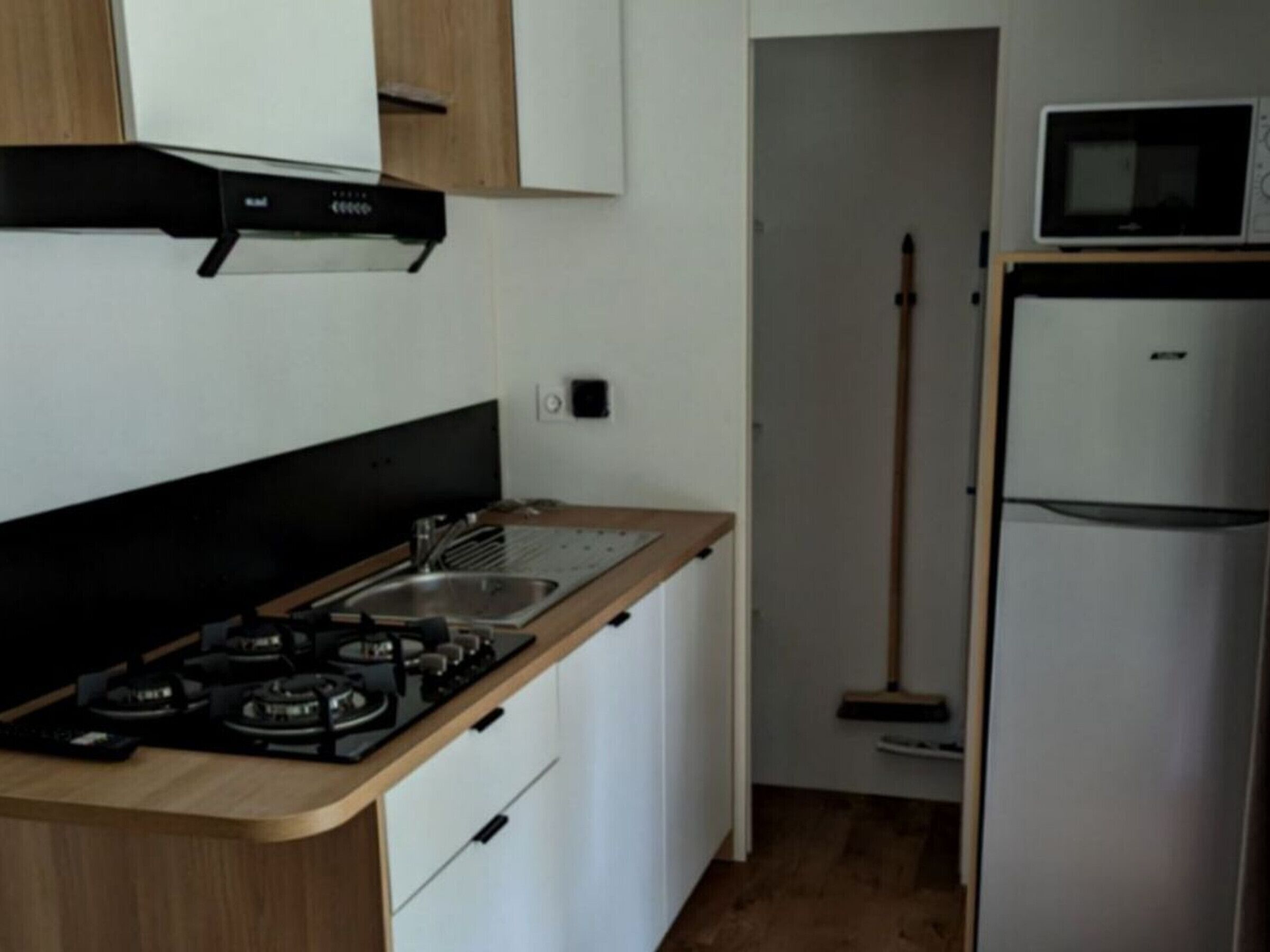 Jääkaappi, mikroaaltouuni