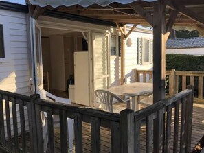 Outdoor dining - Functional Mobile Home in Jard-sur-Mer, 3 Bedrooms, Sleeps 6 (Jard-sur-Mer)