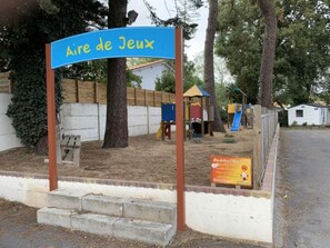 Children’s area - Functional Mobile Home in Jard-sur-Mer, 3 Bedrooms, Sleeps 6 (Jard-sur-Mer)