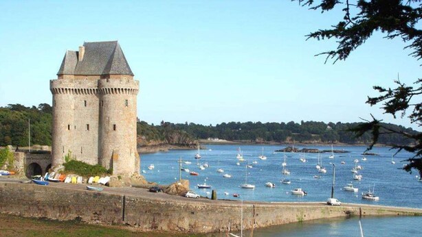A coastal view with a historic tower and boats docked near the shore. - Mobile home with terrace in Saint-Coulomb (Saint-Coulomb)