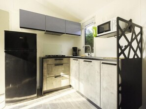 Refrigerador, microondas y cafetera y tetera 